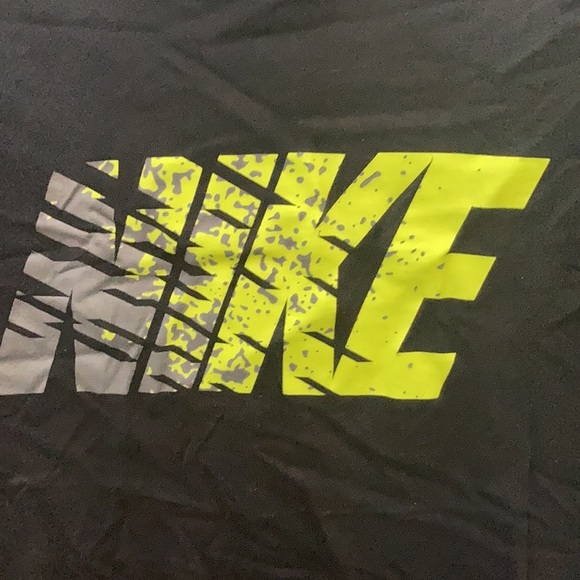 FINAL MARKDOWN BOYS Nike tee medium - Picture 2 of 3